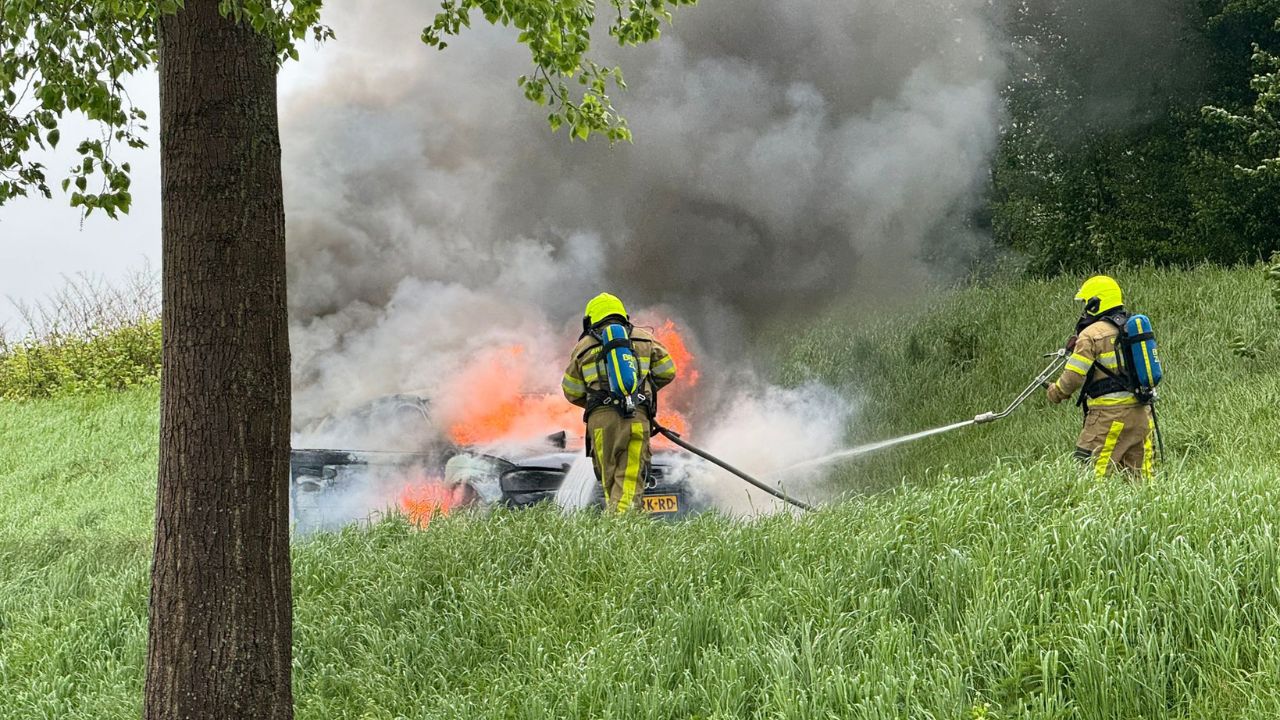 Auto in brand in Geulle tijdens het rijden